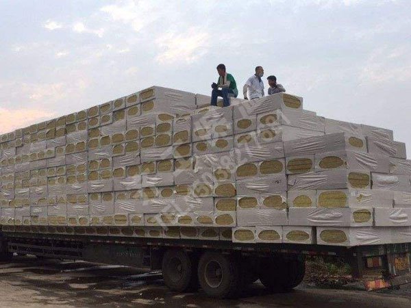 巖棉板發(fā)貨現場