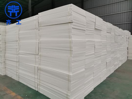 新型外墻復合巖棉板的優勢和特點